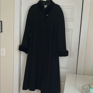Black wool maxi Coat with Fur Trim by International Scene